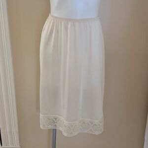 Vintage Vanity Fair cream lace trim skirt slip size L